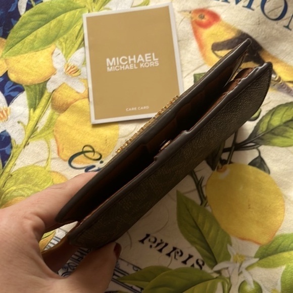 Brand New Michael Kors Brown Luggage Logo Medium Slim Bifold Snap Close Wallet - Picture 5 of 16